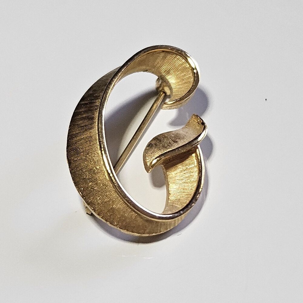 Vintage Crown Trifari Pin Letter G Initial Signed Gold Tone Classic 1"